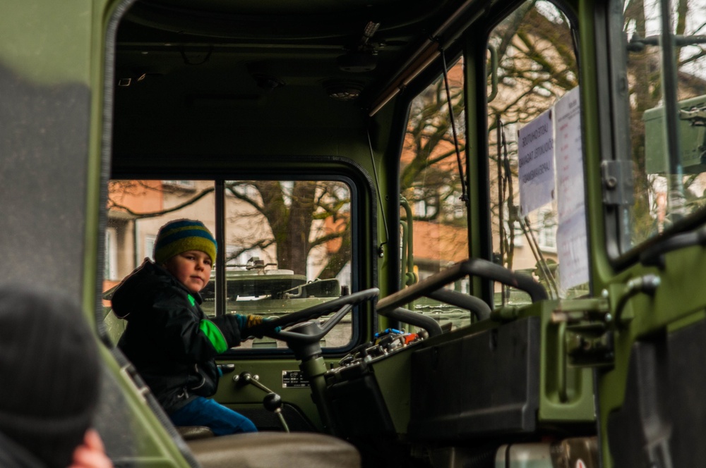 Estonian and US Armies show and tell on Father's Day