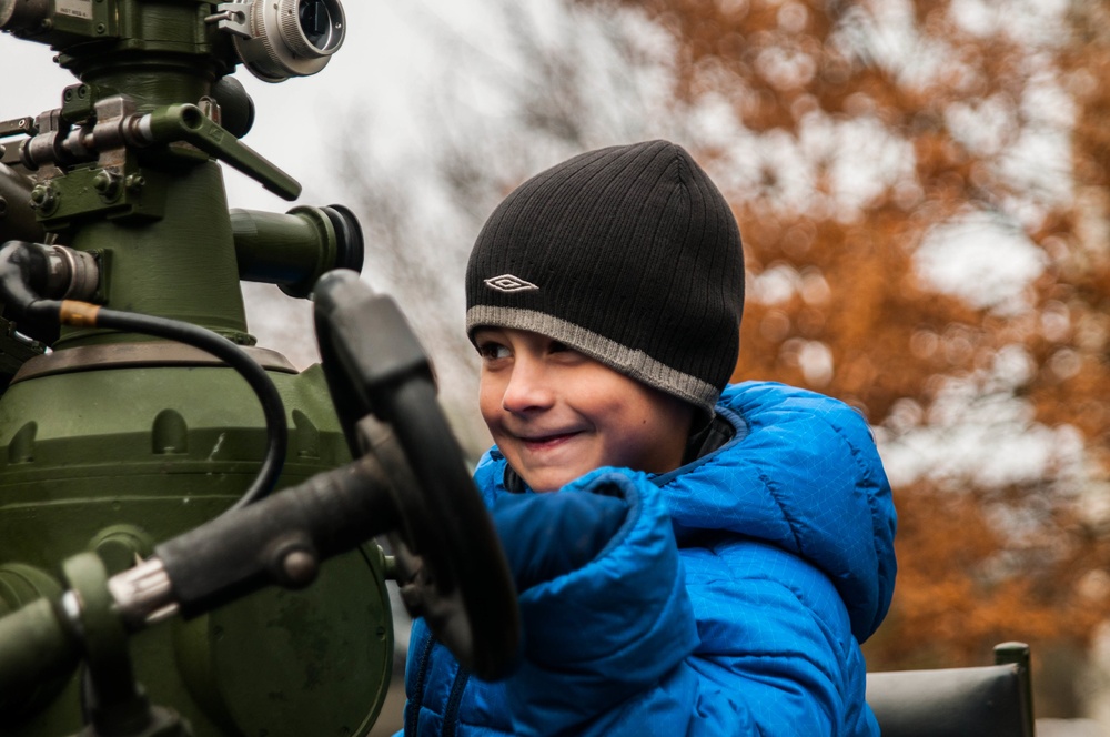 Estonian and US Armies show and tell on Father's Day