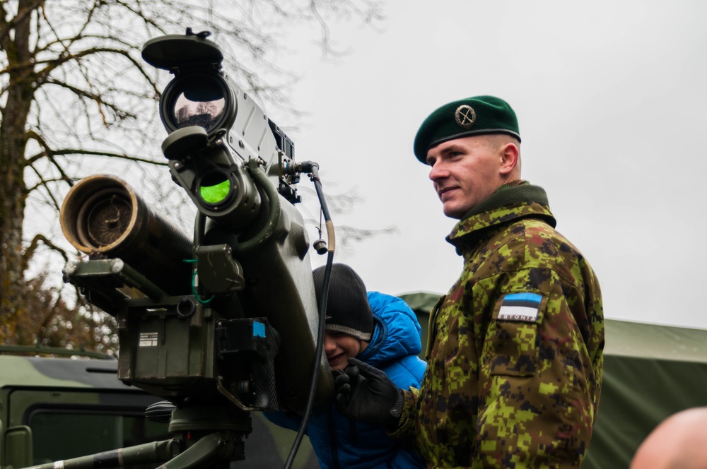 Estonian and US Armies show and tell on Father's Day