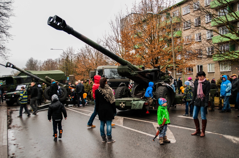 Estonian and US Armies show and tell on Father's Day