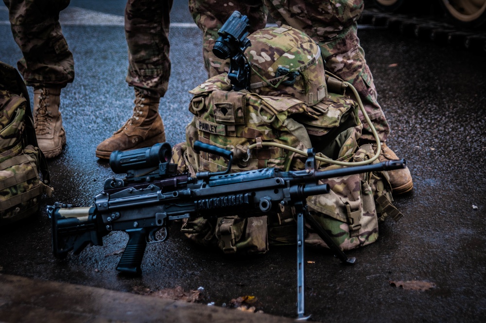 Estonian and US Armies show and tell on Father's Day
