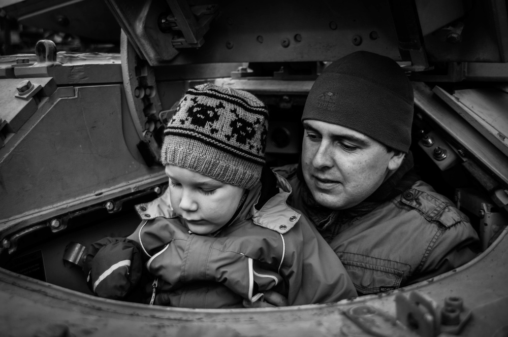Estonian and US Armies show and tell on Father's Day