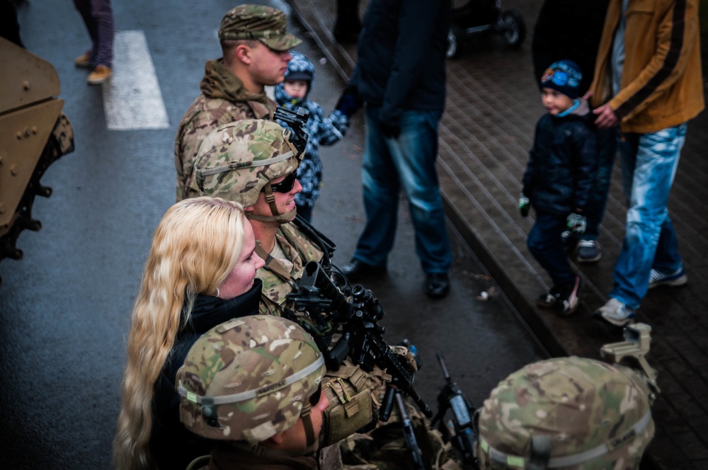 Estonian and US Armies show and tell on Father's Day
