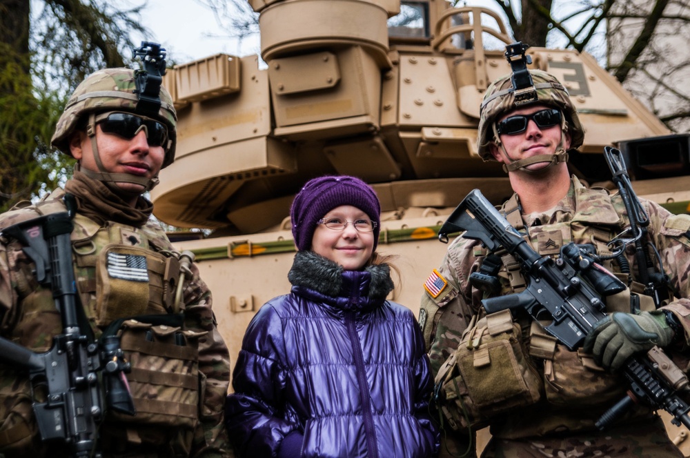 Estonian and US Armies show and tell on Estonia's Father's Day