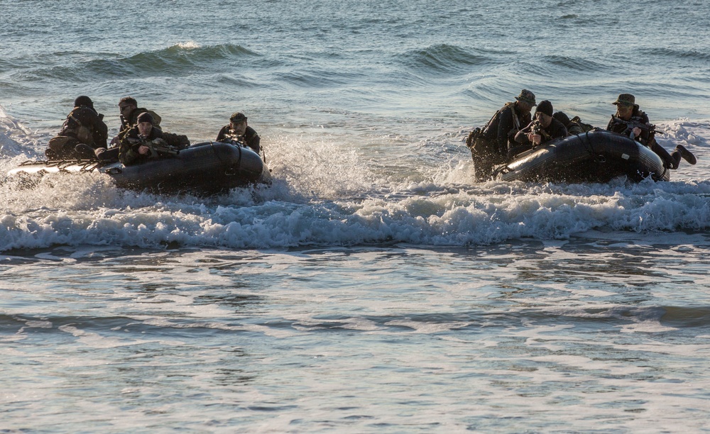 Bold Alligator 2014 moves ashore for beach operations training