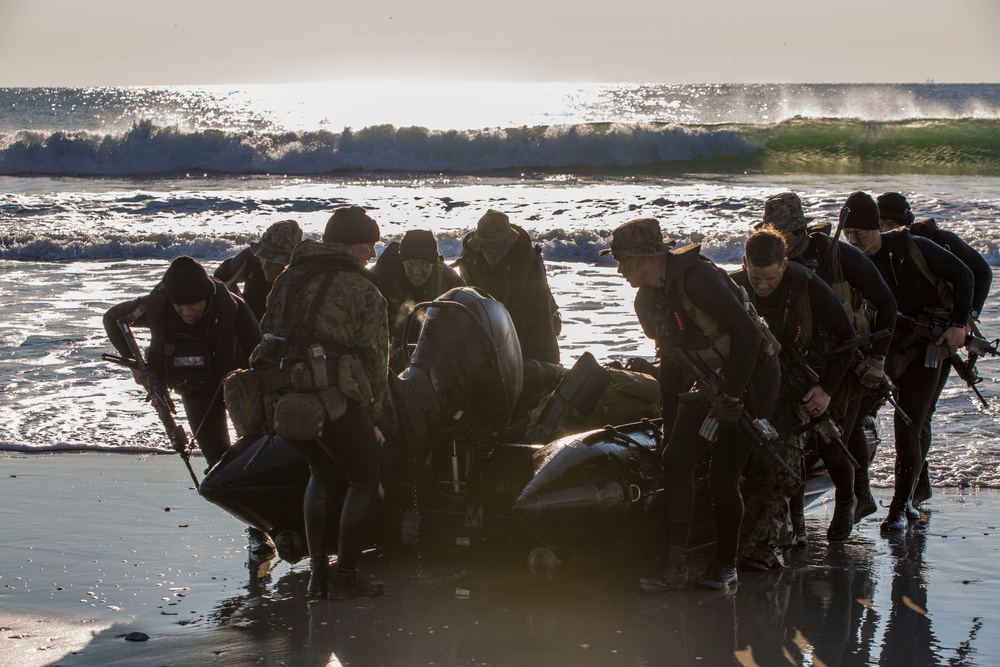 Bold Alligator 2014 moves ashore for beach operations training