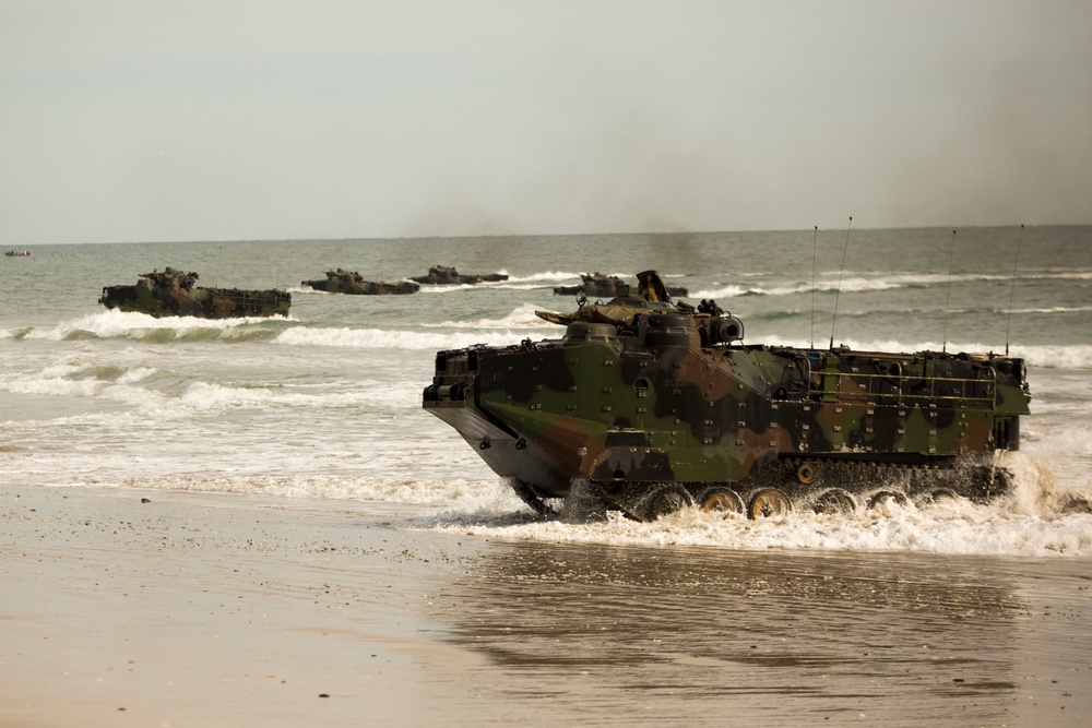 Bold Alligator 2014 moves ashore for beach operations training