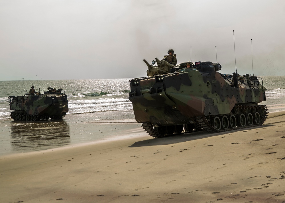 Bold Alligator 2014 moves ashore for beach operations training