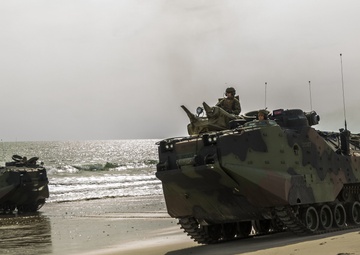 Bold Alligator 2014 moves ashore for beach operations training