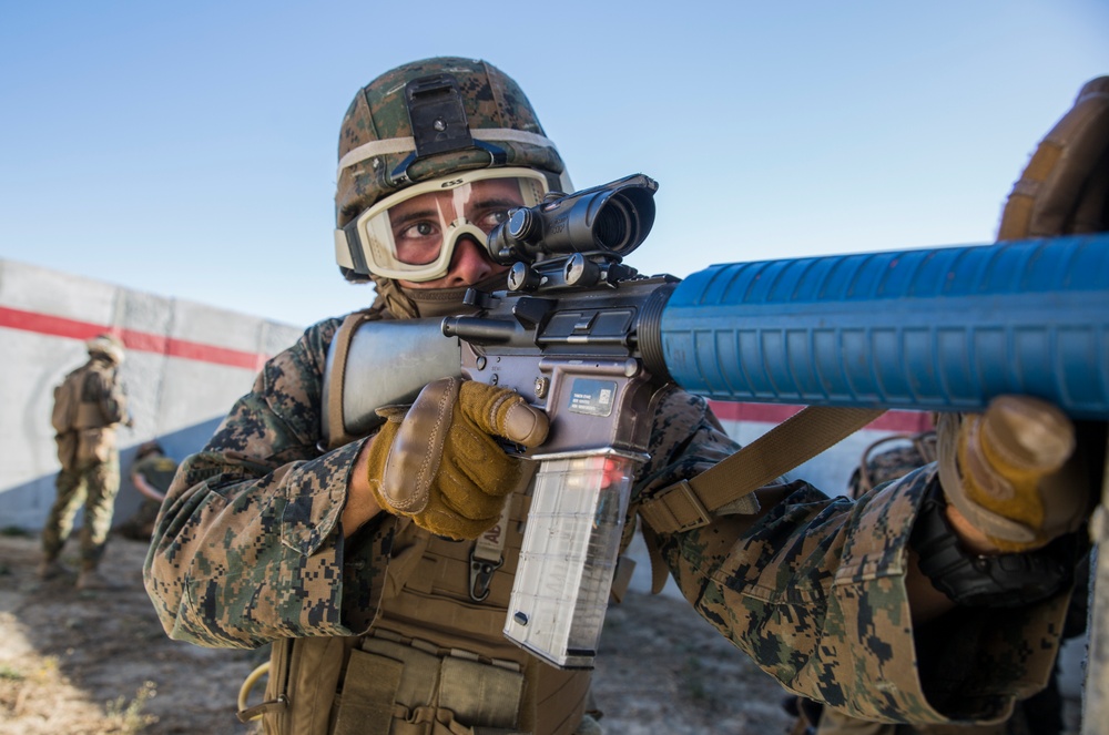 15th MEU Marines complete security element course