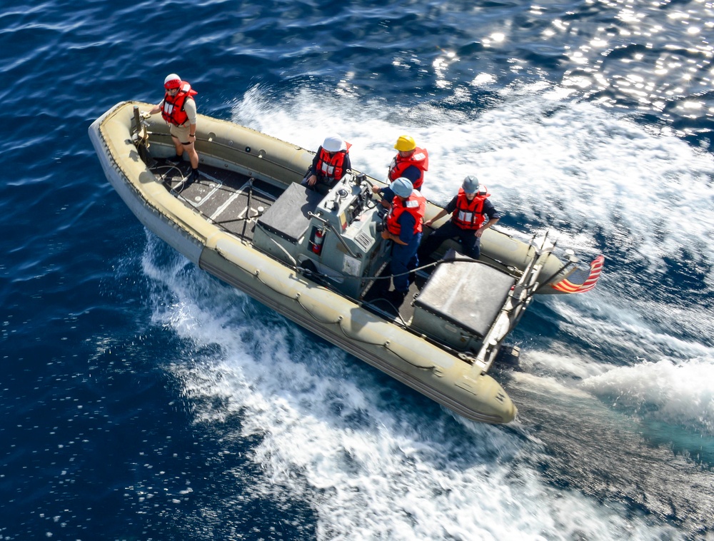 USS Sterett Sailors conduct coxswain training