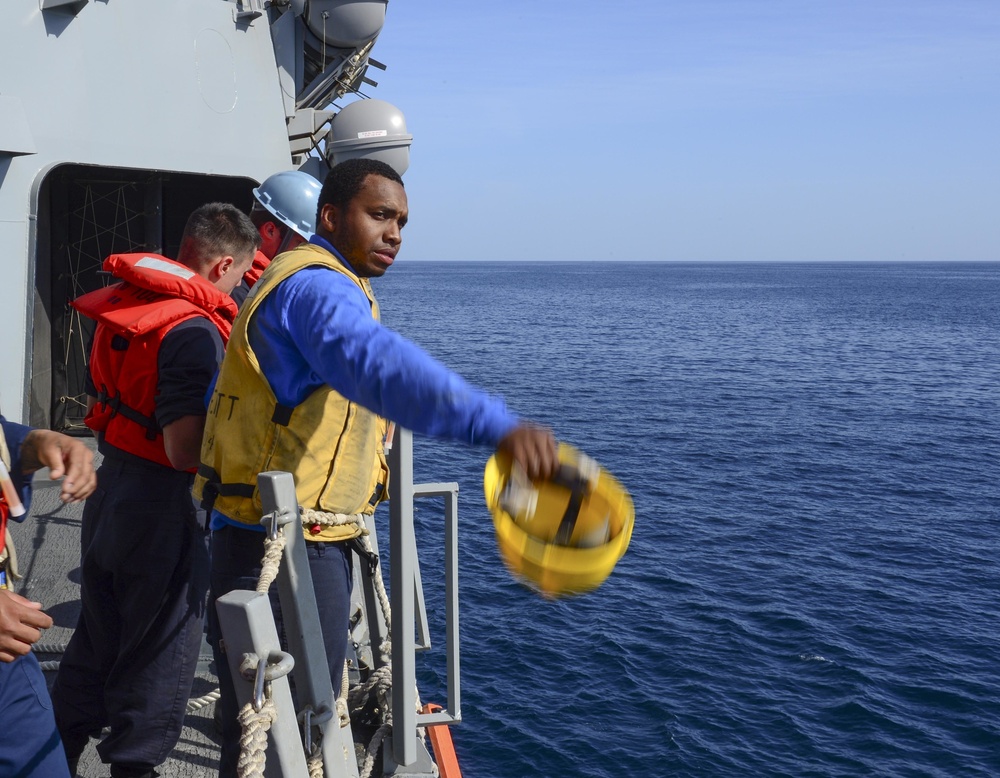 USS Sterett Sailors conduct coxswain training