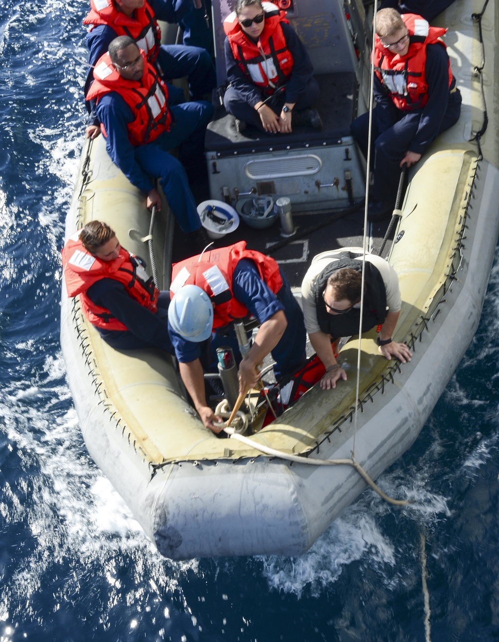 USS Sterett Sailors conduct coxswain training