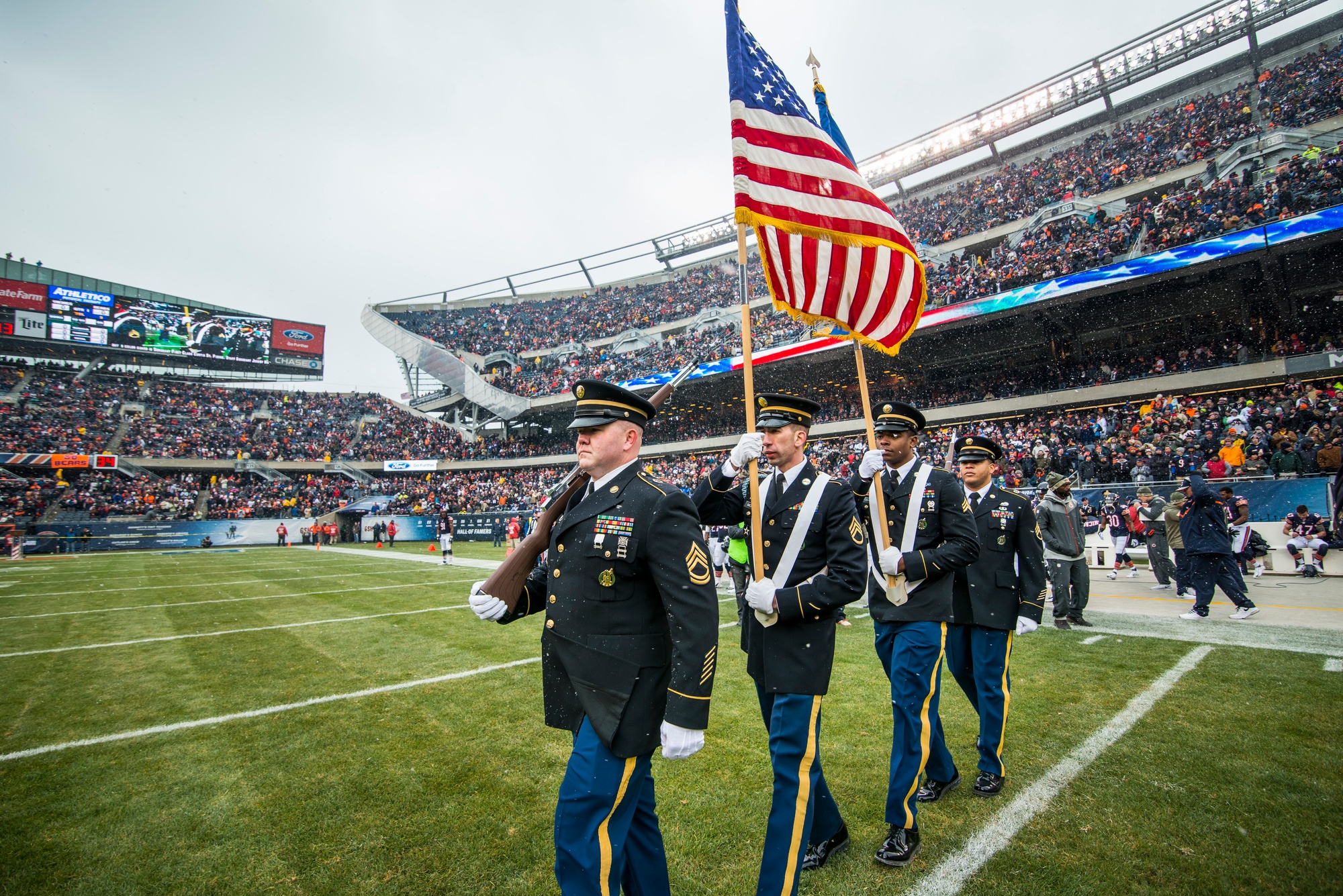 File:Military service members honored during Chicago Bears game  141116-A-TI382-457.jpg - Wikimedia Commons