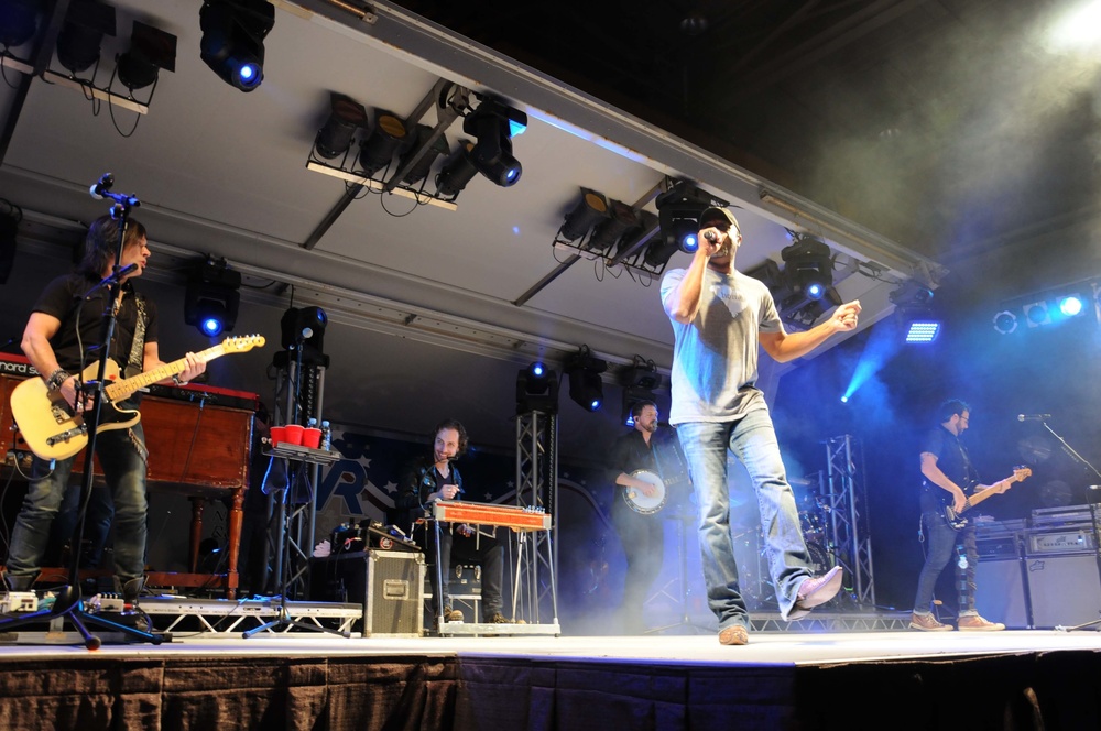 Darius Rucker performs for service members in Spain