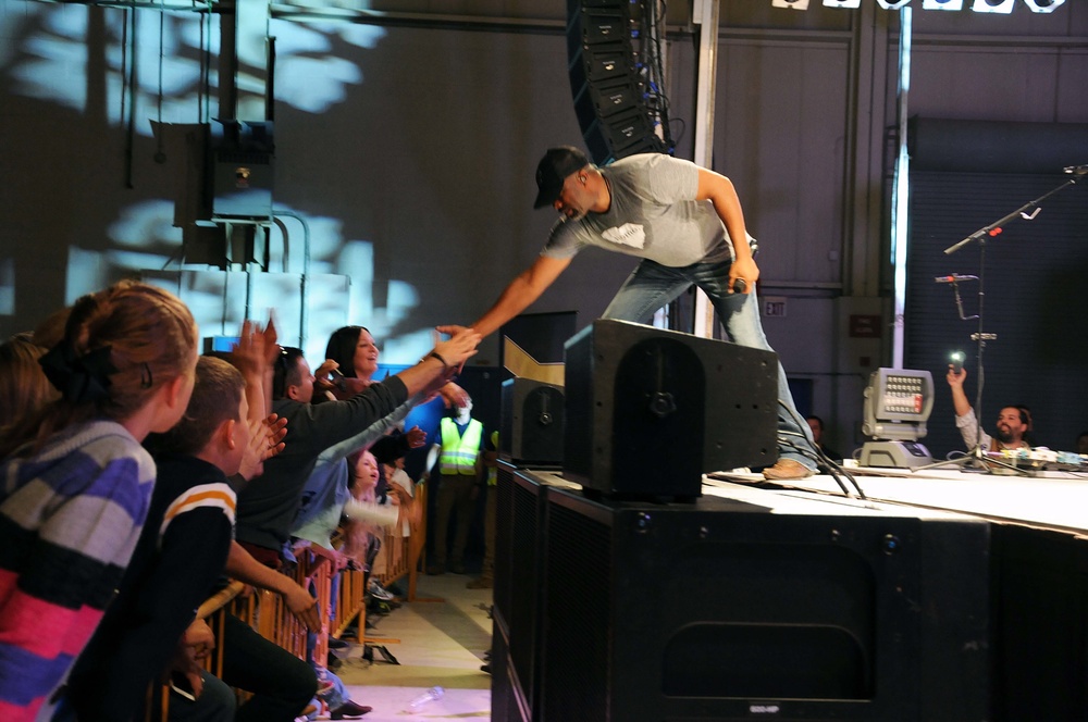 Darius Rucker performs for service members in Spain