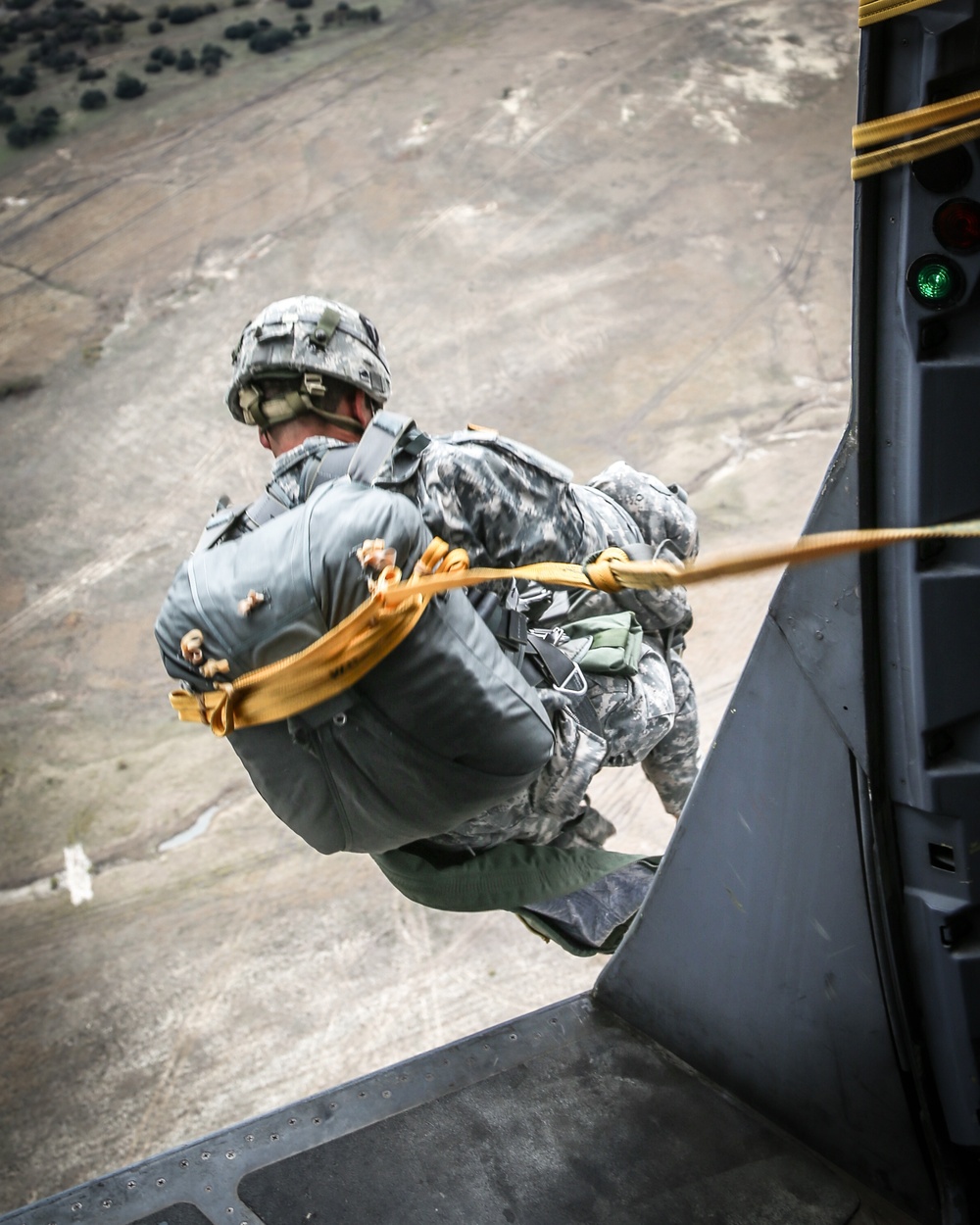 Texas Soldiers jump into Fort Hood