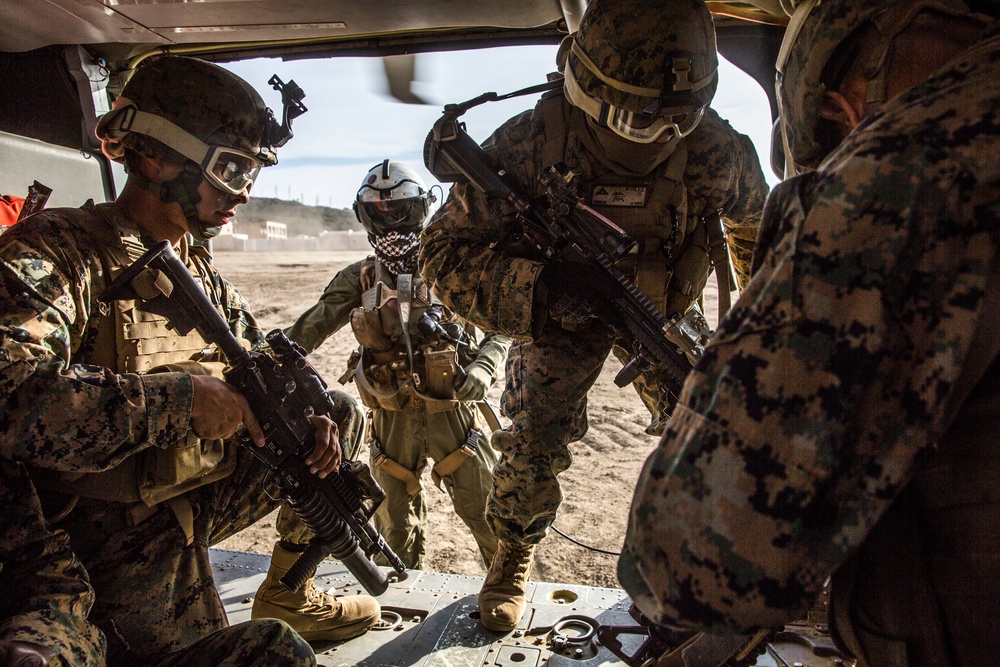 15th MEU Marines practice helicopter procedures