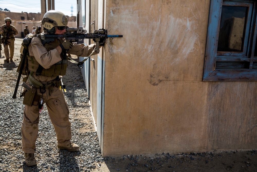 15th MEU Marines practice urban movement