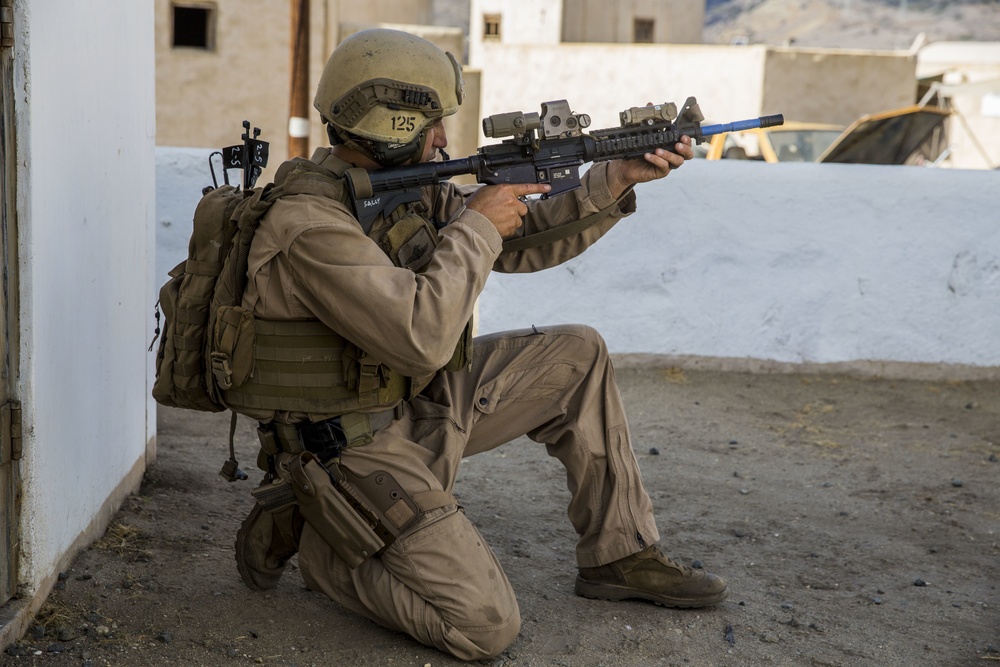 15th MEU Marines practice urban movement