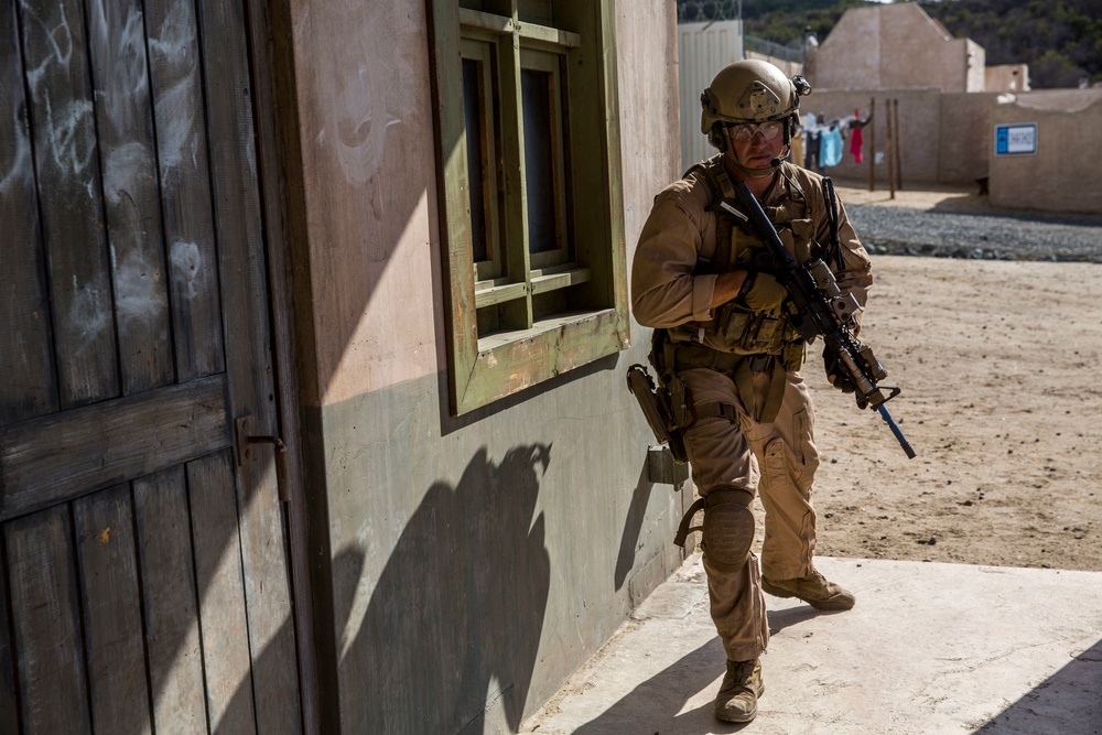 15th MEU Marines practice urban movement