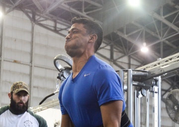 Military personnel lift some weight