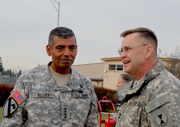 USARPAC commander visits JBLM