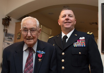 Army WWII veteran receives Bronze Star