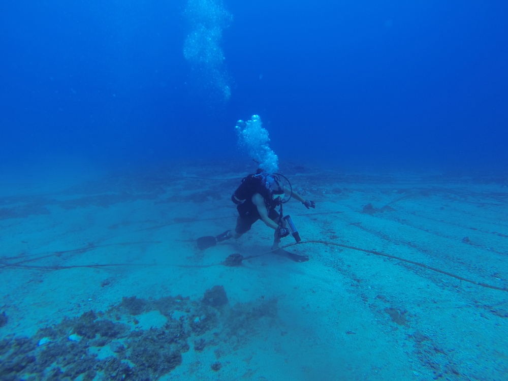 UTC-2 Sailor tracks an underwater cable