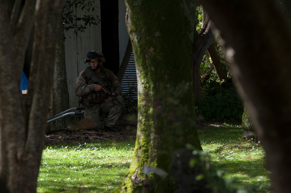 New Zealand Defence Force soldiers conduct cordon and strike training mission