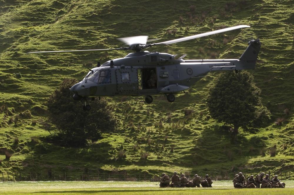 Royal New Zealand Air Force delivers artillery to coalition forces during Exercise Kiwi Koru