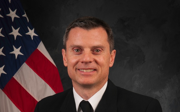 Official portrait of US Navy Capt. Brian Hoyt