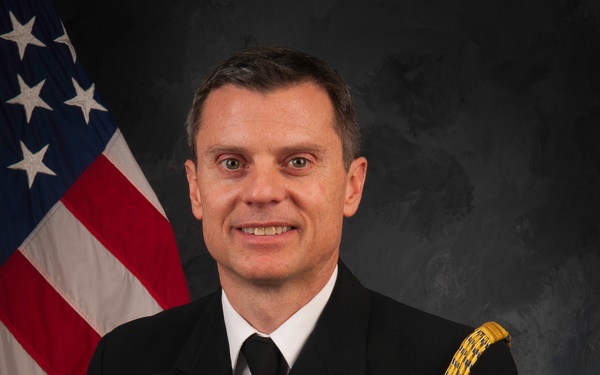 Official portrait of US Navy Capt. Brian Hoyt