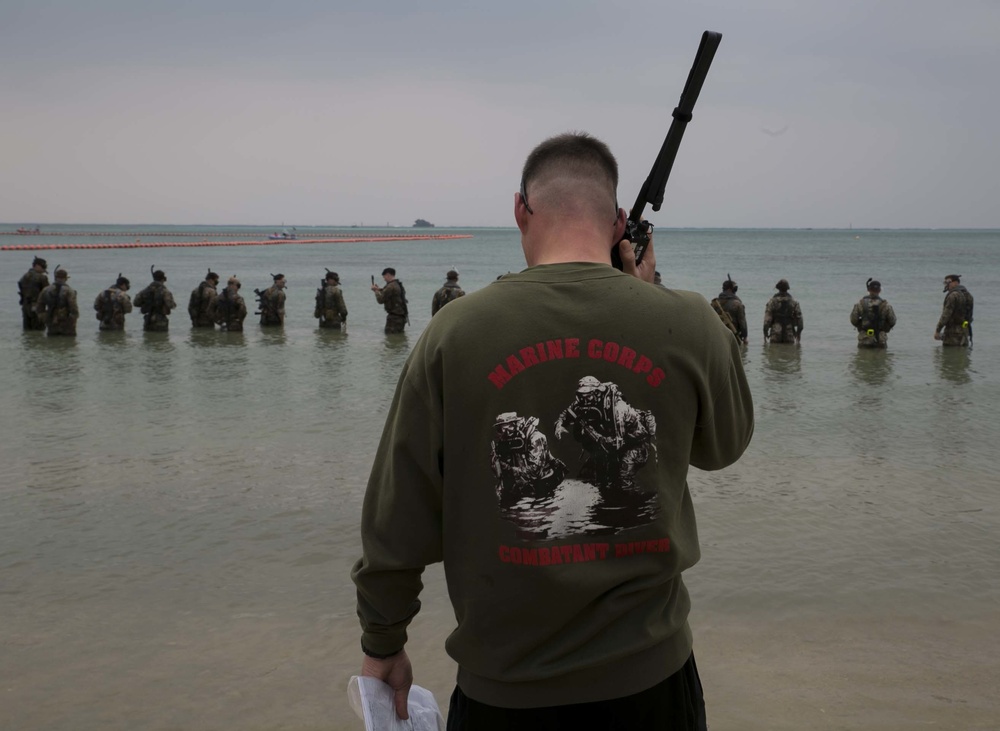 Recon Marines test the waters before Combatant Diver Course