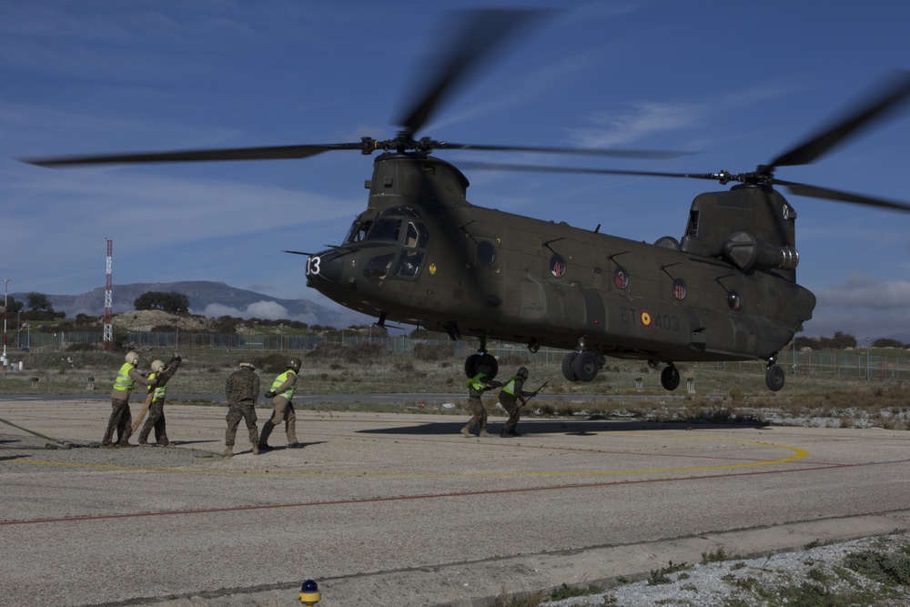 U.S. Marines, Spanish soldiers train helicopter heavy lift capabilities