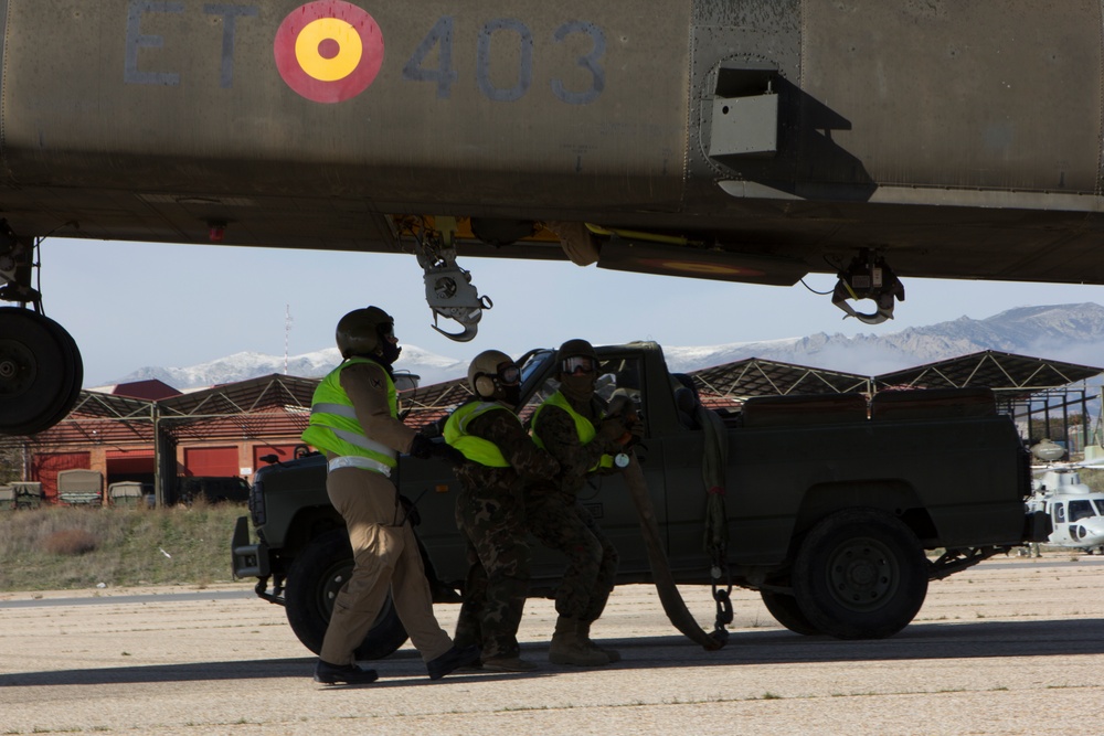 U.S. Marines, Spanish soldiers train helicopter heavy lift capabilities