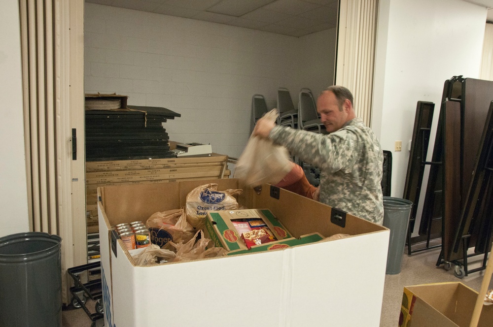 412th TEC Soldiers, civilians donate food to United Way