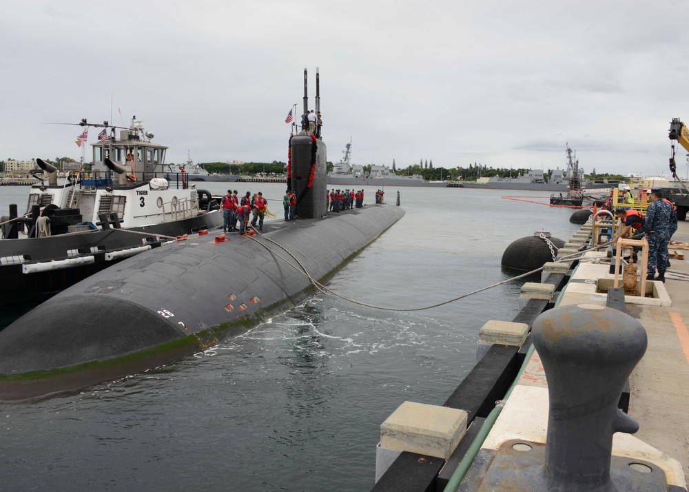 USS Jefferson City prepares to moor pierside at Joint Base Pearl Harbor-Hickam