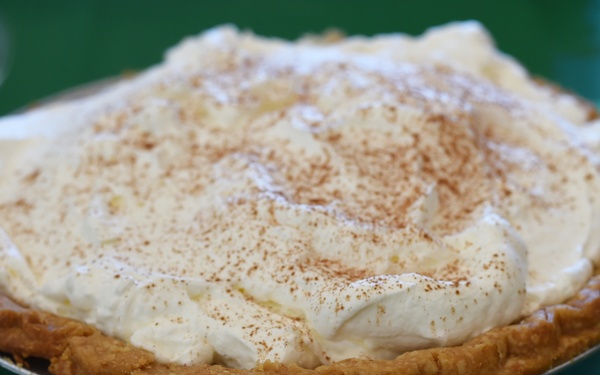 Airmen residing in dorms receive Thanksgiving meal