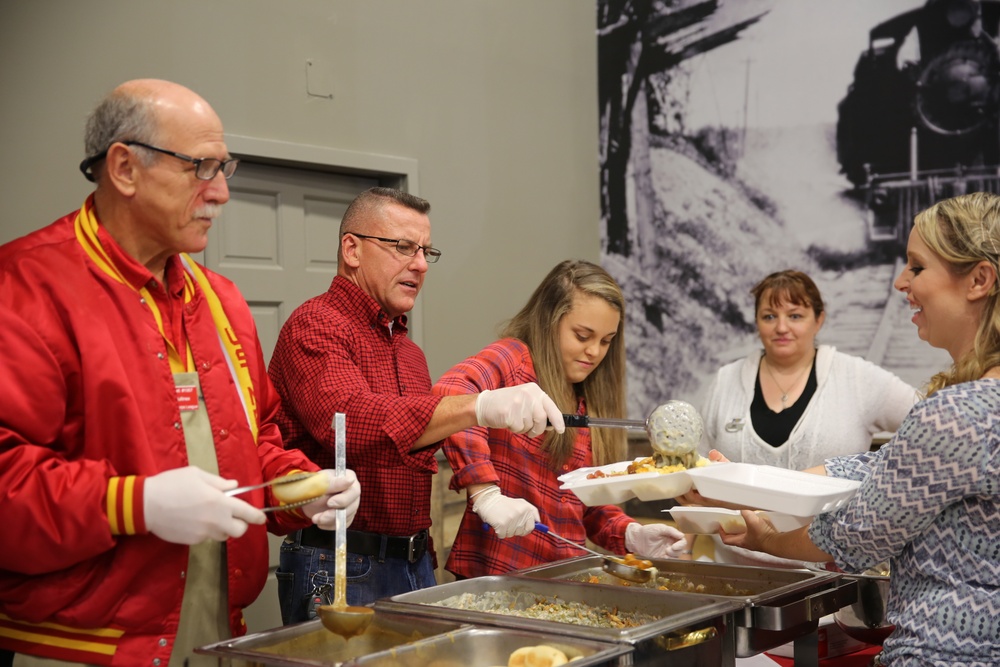 Marines, Sailors enjoy Thanksgiving dinner