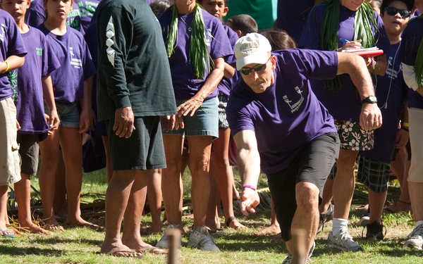 Service members join Hawaiian harvest festival