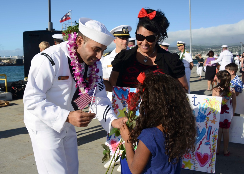 USS Mississippi arrives at Joint Base Pearl Harbor-Hickam