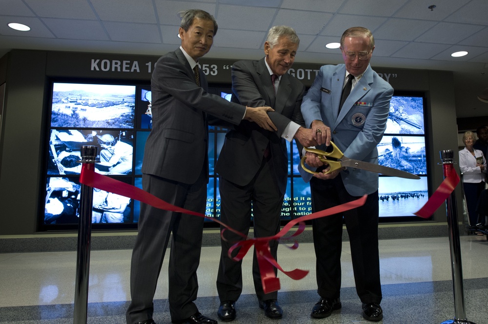 Secretary of Defense Chuck Hagel cuts ribbon to dedicate a new instillation