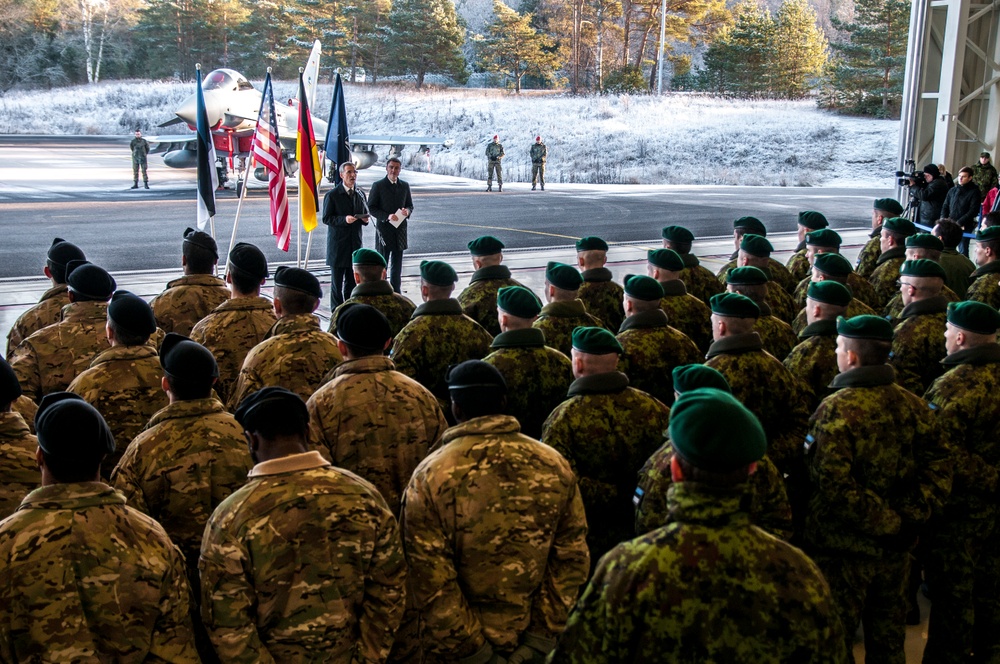 Stoltenberg greets NATO forces deployed to Estonia