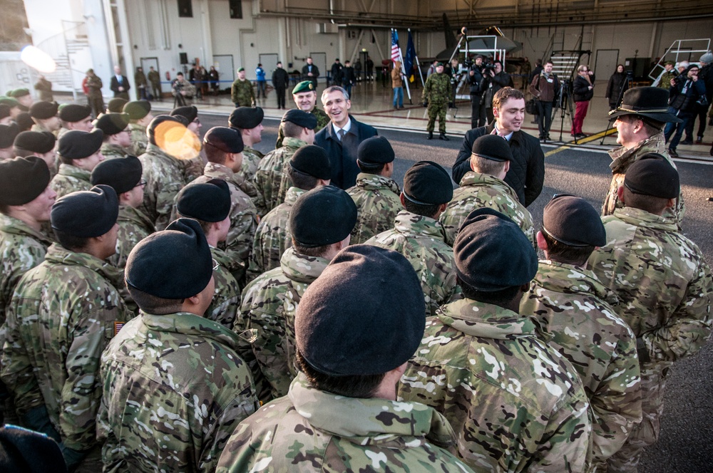 Stoltenberg greets NATO forces deployed to Estonia