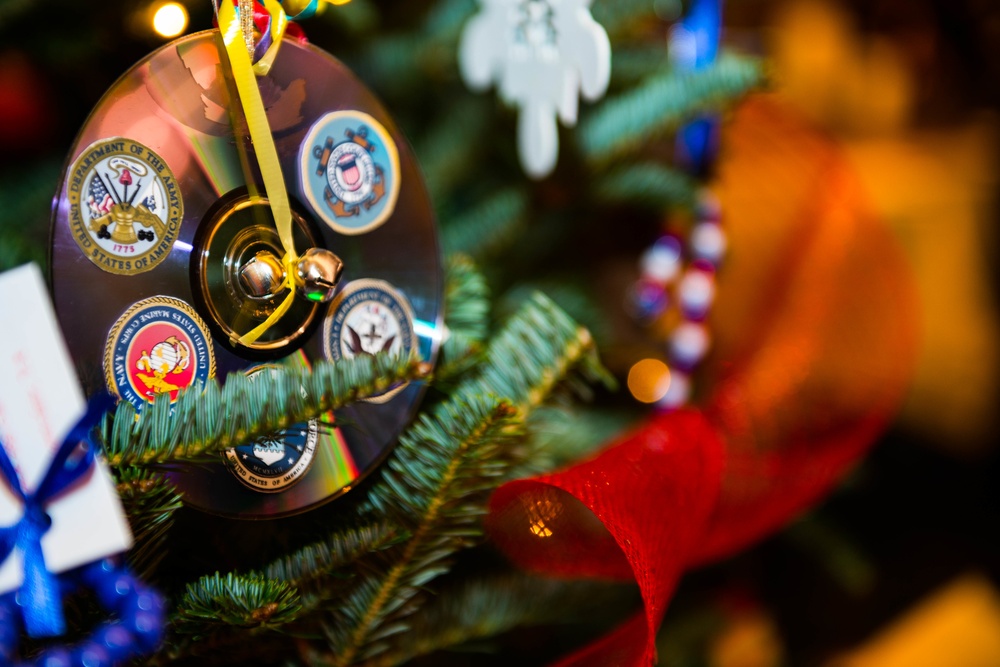 Senators contribute to Toys for Tots