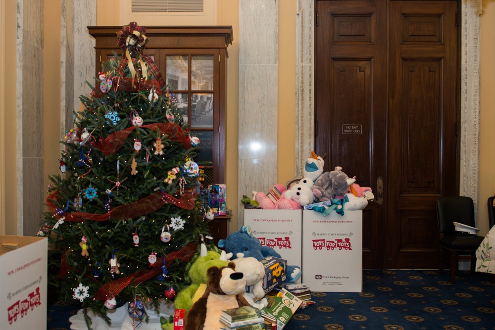 Senators contribute to Toys for Tots