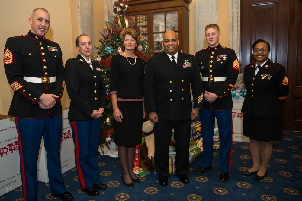 Senators contribute to Toys for Tots