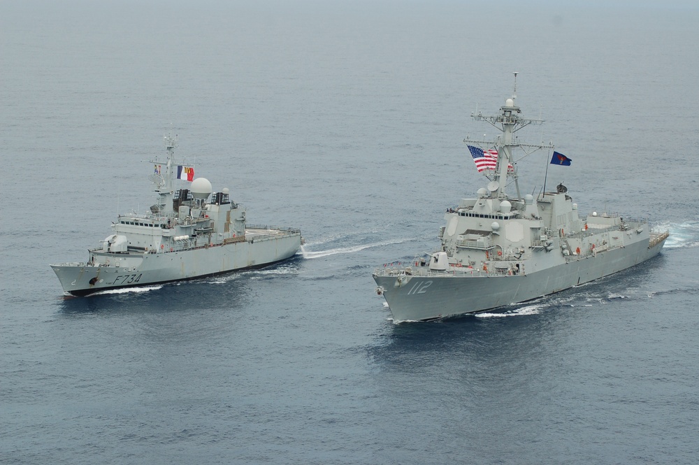 USS Michael Murphy enhances interoperability with French ship