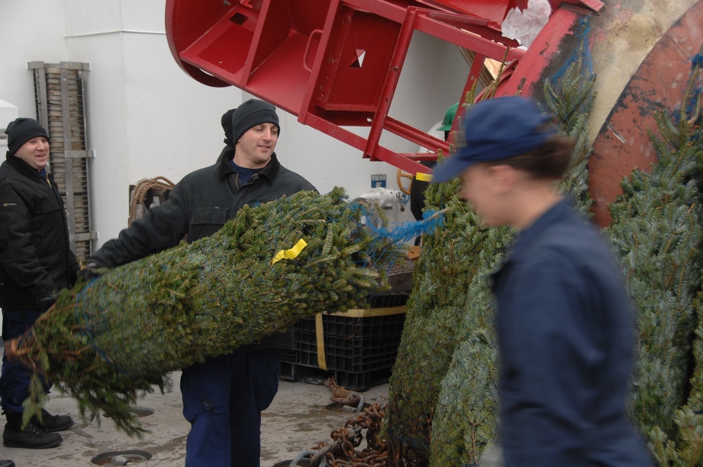 Decorating commences on 'Chicago's Christmas Ship'